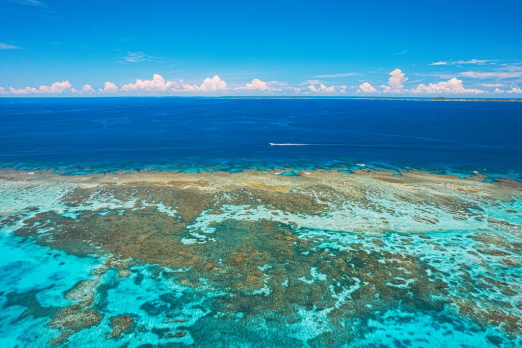 宮古島の青い海の写真