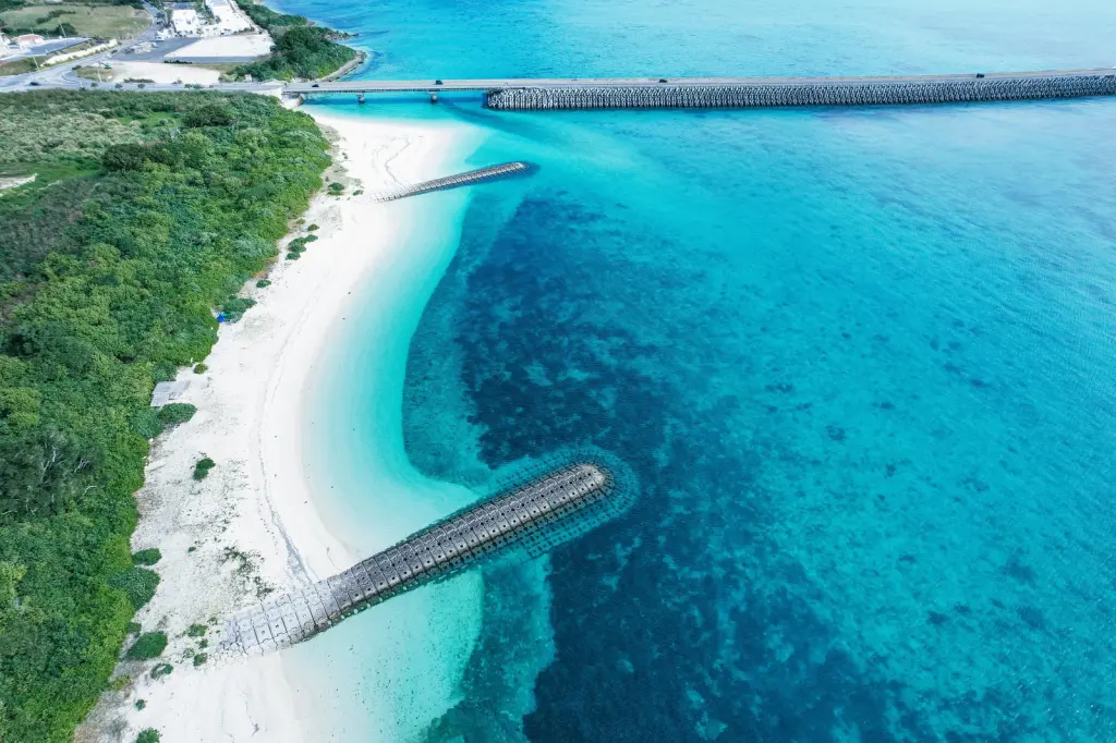 宮古島の伊良部大橋と青い海の写真