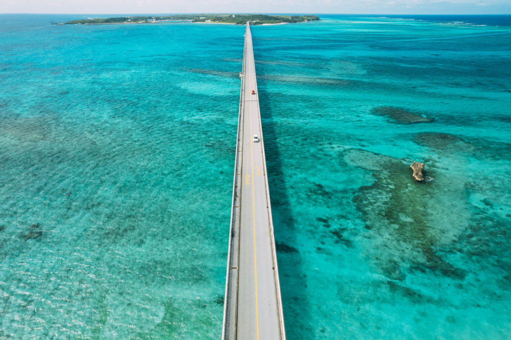 池間大橋と宮古ブルーの写真
